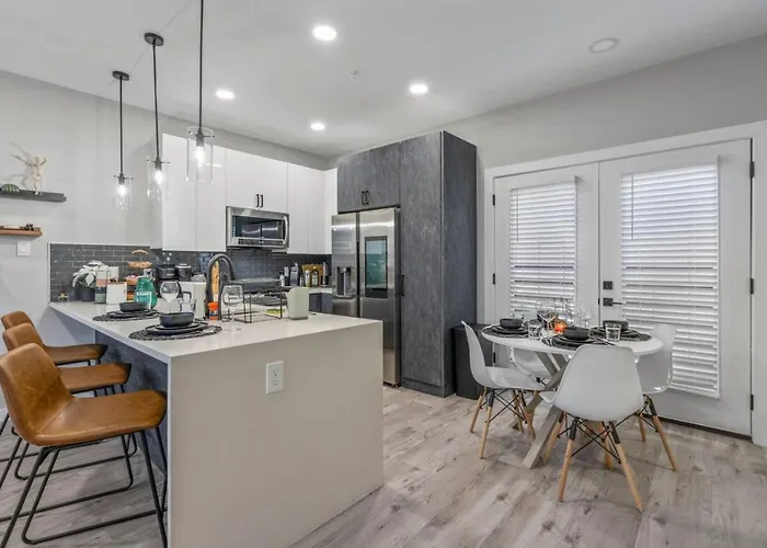 Elegant 2bd Townhome 7th St Walkable