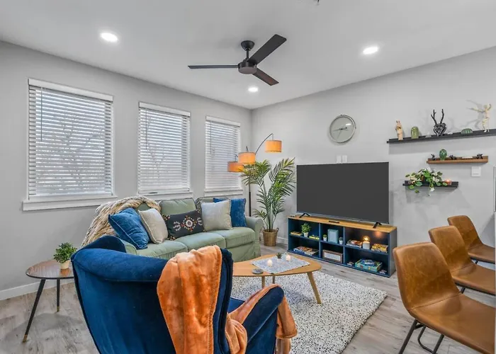 Elegant 2bd Townhome 7th St Walkable Ferienhaus