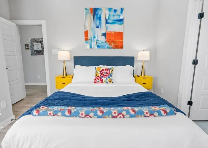 Elegant 2bd Townhome 7th St Walkable