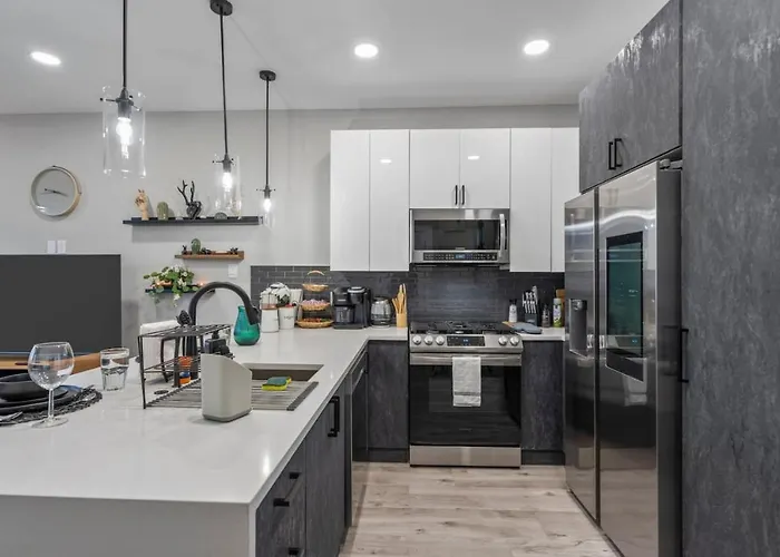 Elegant 2bd Townhome 7th St Walkable Ferienhaus