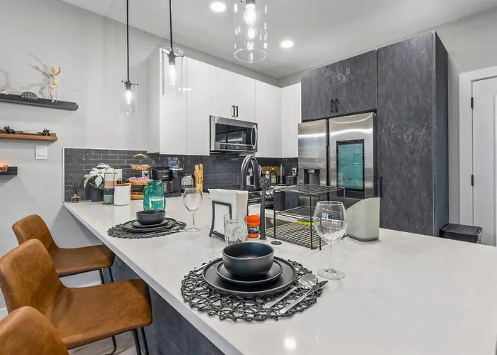 Elegant 2bd Townhome 7th St Walkable *