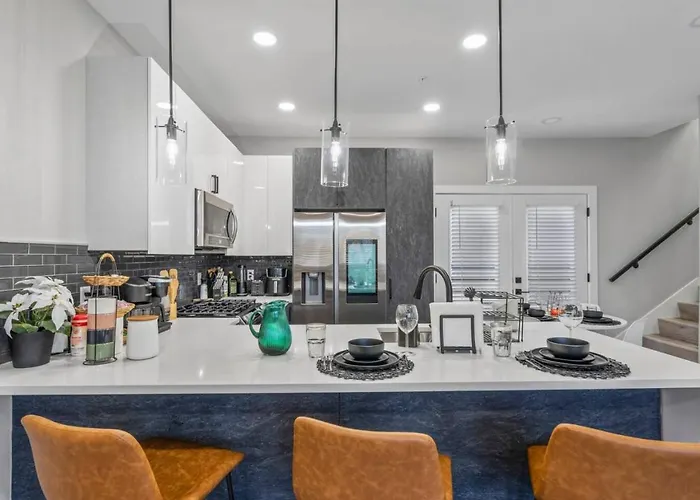 Elegant 2bd Townhome 7th St Walkable *
