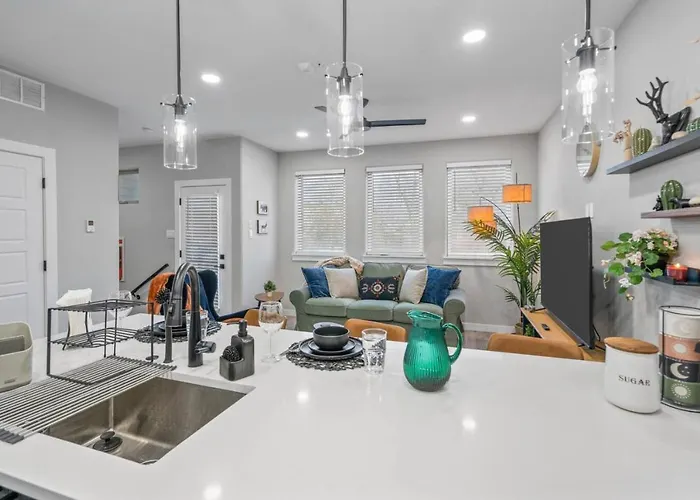 Elegant 2bd Townhome 7th St Walkable