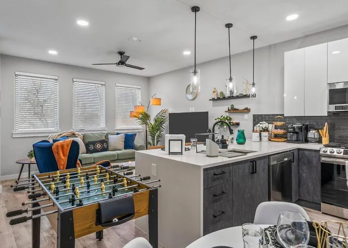 Elegant 2bd Townhome 7th St Walkable Ferienhaus
