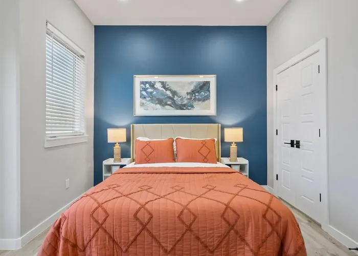 Elegant 2bd Townhome 7th St Walkable *