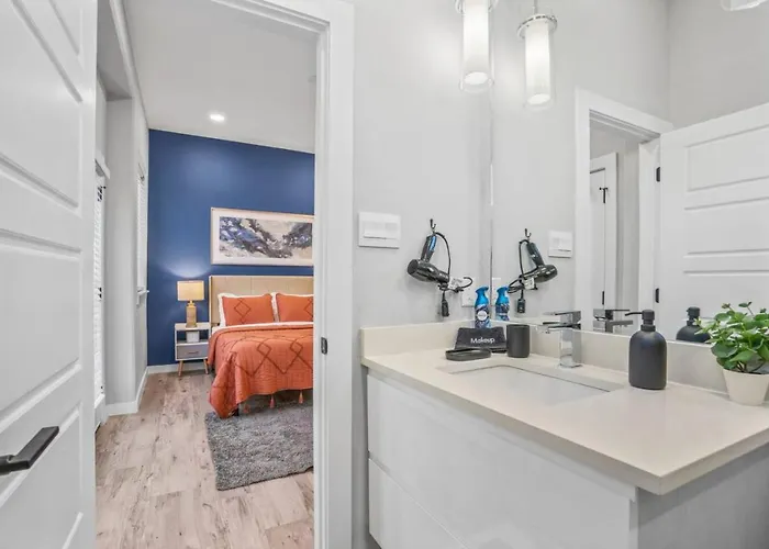 Elegant 2bd Townhome 7th St Walkable