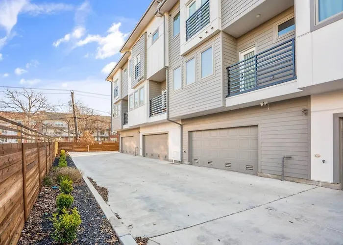 Elegant 2bd Townhome 7th St Walkable *